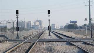 النقل تناشد المواطنين بعدم إقامة معابر غير شرعية على قضبان السكك الحديدية
