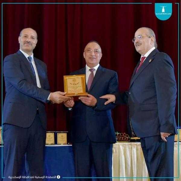 محافظ الإسكندرية يكرم د. عربي ابوزيد مدير مديرية التربية والتعليم أثناء تكريم الأوائل