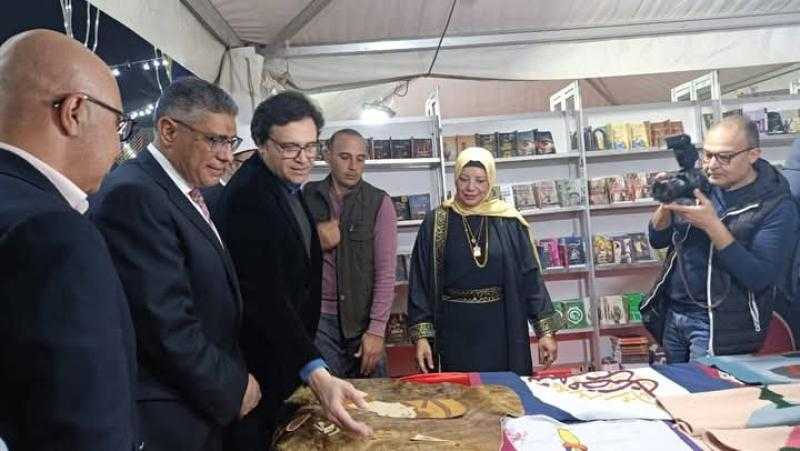 وزير الثقافة يتفقد جناح قصور الثقافة بمعرض فيصل ويشيد بالكتب والمنتجات الحرفية   ،