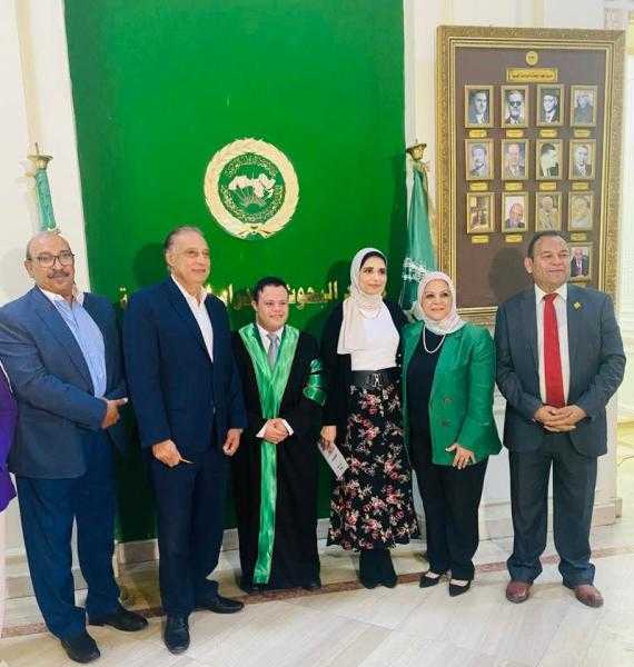 ‎بالصور.. إبراهيم الخولي أول باحث من أصحاب متلازمة داون يحصل علي درجة  الماجستير في الإعلام