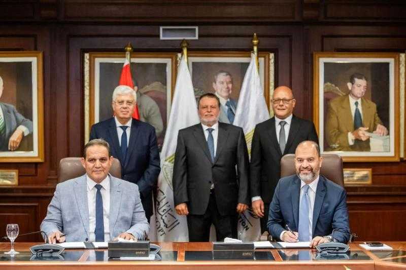 • محافظ البنك المركزي ووزير التعليم العالي يشهدان مراسم توقيع اتفاقيتي شراكة بين المعهد المصرفي وجامعتي القاهرة وسوهاج في إطار برنامج شهادة البكالوريوس في العلوم المصرفية