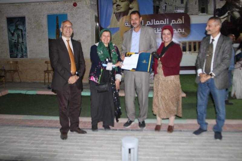 شهادة تقدير للدكتور رأفت الرميلى ابن العسيرات سوهاج