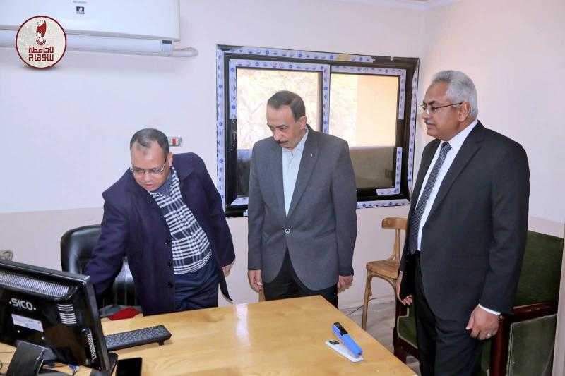 محافظ سوهاج يتفقد إدارات الديوان العام ويوجه بزيادة فاعلية الأداء وتحسين الخدمات المقدمة للمواطنين