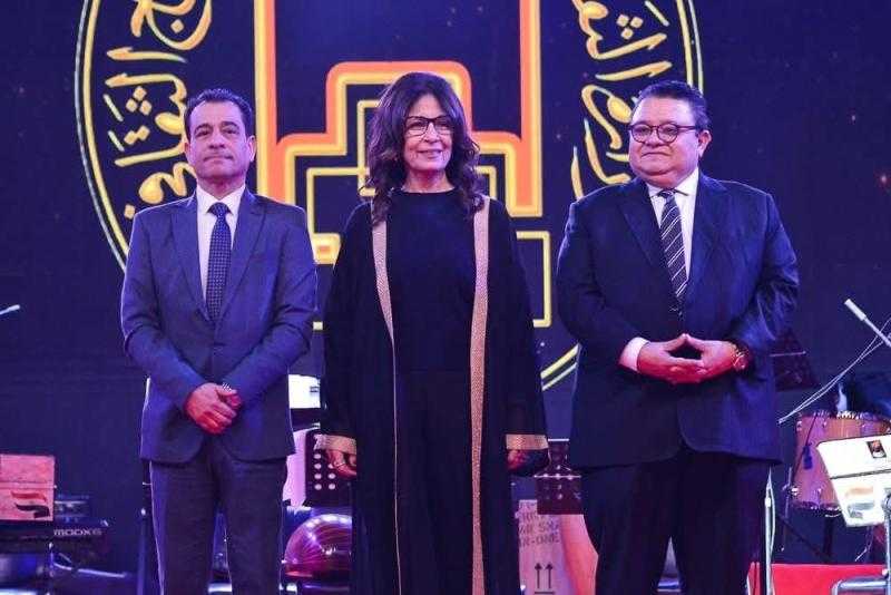 د. جيهان زكى وزيرة الثقافة والمخرج الفنان  هشام عطوة خلال الاحتفال بذكري العاشر من رمضان