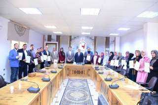 *لتعزيز مهارات الجهاز الإداري .. النعماني يكرم المجتازين لدورة اللغة الإنجليزية ضمن خطة تطوير الجودة بجامعة سوهاج*