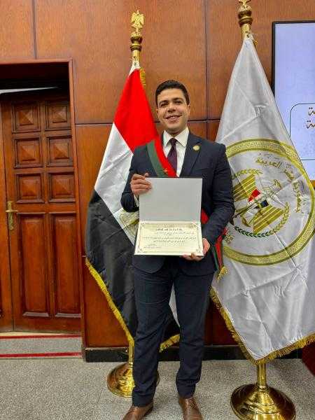 وزير العدل يكرم المستشار محمد حسين عبدالله كأحد أعضاء النيابة العامة المتميزين