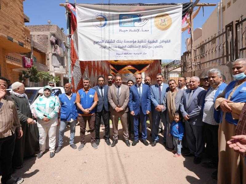 محافظ أسيوط يتفقد قافلة طبية مجانية بالقوصية .. إقبال كبير وتوقيع الكشف الطبي على 1160 مواطنًا
