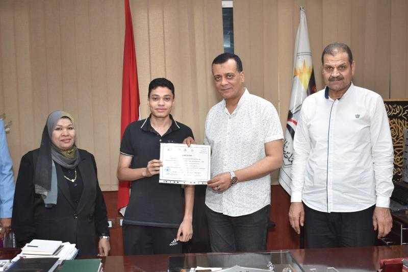 مدير تعليم سوهاج يكرّم الفائزين بالمراكز الأولى جمهوريًا في معرض العلوم والهندسة ISEF 2026